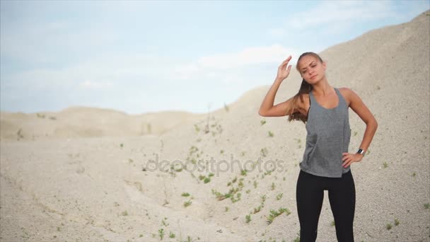Mujer joven haciendo un ejercicio de respiración en la naturaleza sportswoman completa ejercicios — Vídeos de Stock