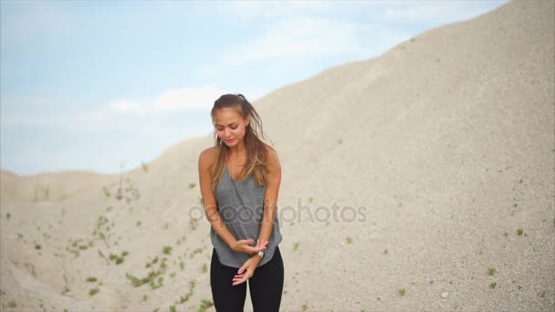Menina respirando após o treino ao ar livre — Vídeo de Stock
