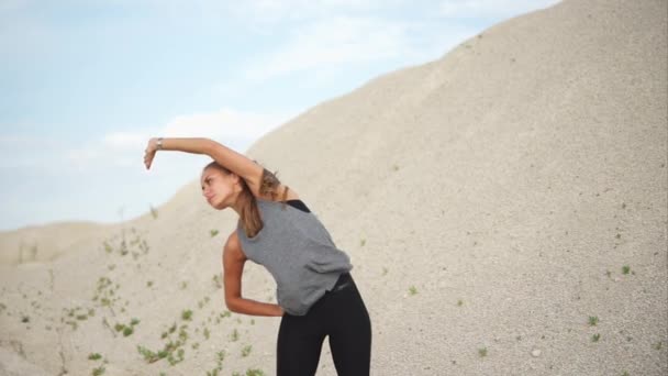 Meisje doen oefening buiten tegen de heuvel — Stockvideo