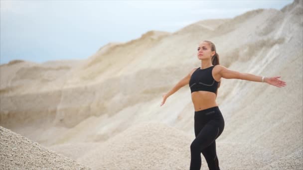 Atletik kadın açık egzersiz yaptıktan sonra derin nefes — Stok video