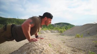 Açık Eğitim sırasında şınav adam