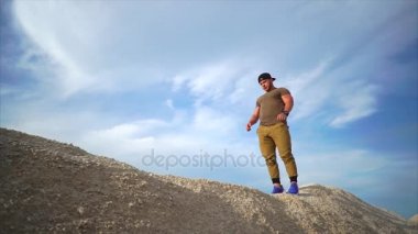 Adam çalıştıran, atlet engellerin üzerinden atlama kum tepe çalışır