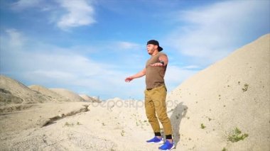 Isınma-up çalışmaları sırasında açık egzersiz yapan erkek