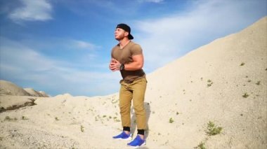 Doğa geri ve vücut kasları ısınma yapıyor kim genç fitness eğitmeni