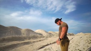 Güçlü atlet yapar, nefes egzersizleri doğada ellerini gökyüzüne arttırıyor