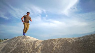 Endüstriyel Araştırma çakıl tepelerde koşan adam