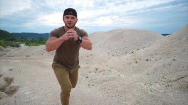 Atletik adam şehir dışında egzersiz