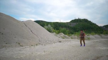 Sportif bir adam o kumsalda pratik doğada, çalışan