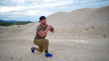 Atletik adam şehir dışında egzersiz