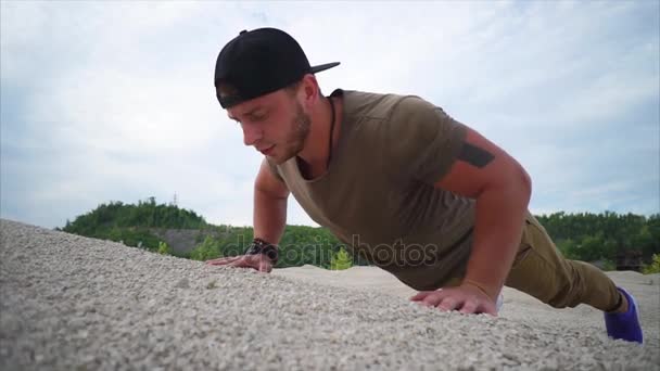 Man gör armhävningar under utomhus träning — Stockvideo