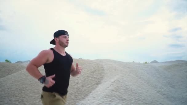 Um homem corre ativamente para desenvolver resistência e manter uma forma física — Vídeo de Stock