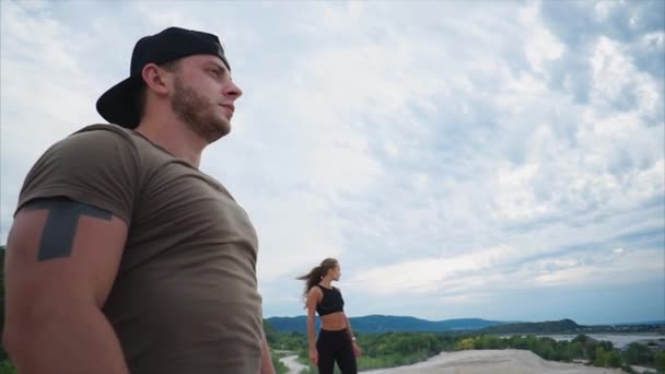 Les athlètes qui ont terminé un entraînement conjoint profitent de la nature en été — Video