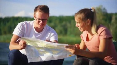 Mutlu eşlerin birbirlerine onların yolculuk için bir yol yapma hakkında konuşuyorsun