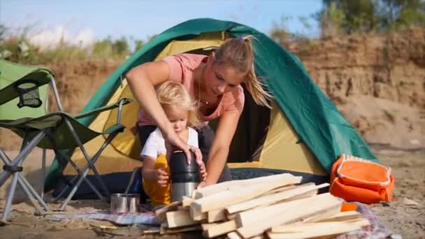 Een aantrekkelijke moeder over haar dochter geeft een vrouw opent het deksel van een thermoskan — Stockvideo