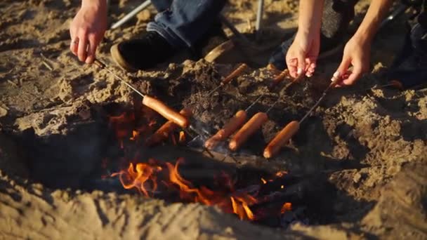 Nahaufnahme der Spieße mit Würstchen, die an Sommertagen auf Feuer gekocht werden — Stockvideo