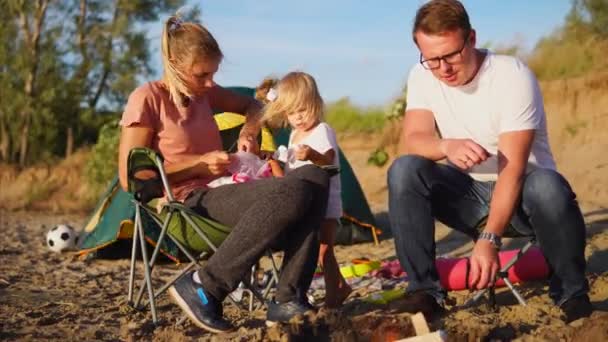 Manželé s dítětem připravit pastilek na ohni, dad, hranolky dezert na špízu — Stock video