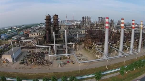 Повітряний знімок промислово-хімічного комплексу в межах міста — стокове відео