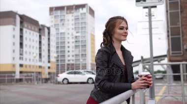 Kahve sokak ile gülümseyen kız