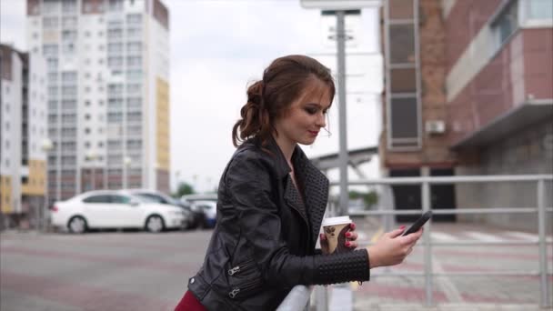 Jolie brune avec cellule et café dans la rue — Video