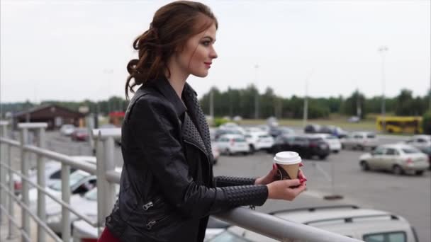 Fille regardant la ville pendant la pause café 