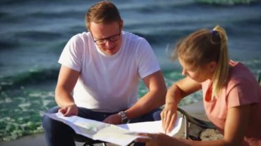 Erkek ve kadın tarafından nehir ve keşfetmek ülke harita kampı bulunmaktadır