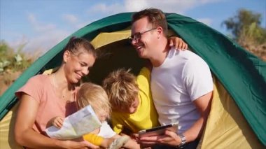Büyük kamp tatil sahip aile