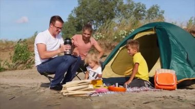 Kamp gezisi sırasında piknik aile