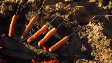 şişleri ateşe yaz gününde pişmiş sosis ile kadeh yukarıya kapatmak