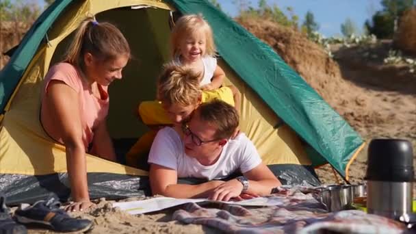 Familia teniendo picnic campestre con tienda — Vídeos de Stock