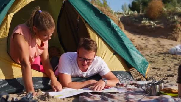 Familie beim Picknick auf dem Land mit Zelt — Stockvideo