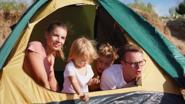 Familie vakantie doorbrengen in het platteland — Stockvideo