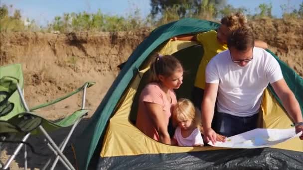 Büyük kamp tatil sahip aile — Stok video