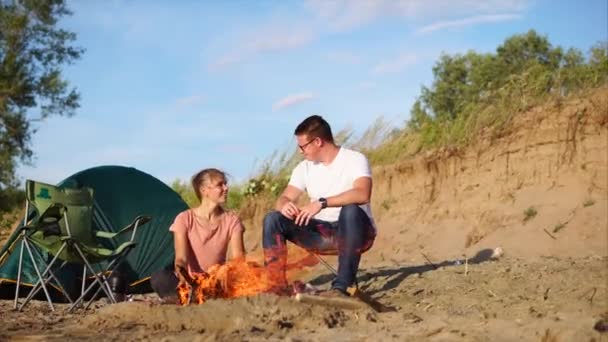 Pasangan keluarga yang duduk di api unggun — Stok Video