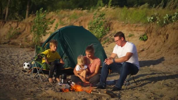 Сім'я з дітьми на кемпінгу — стокове відео