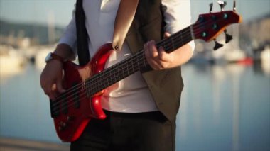 bir bas gitar bir müzisyen tarafından sokakta gündüz oynadı görüntüsünü kapatmak
