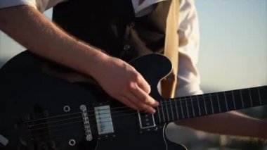 yakın çekim yukarı bir ritim gitar bir arabulucu ile oynayan eller mans