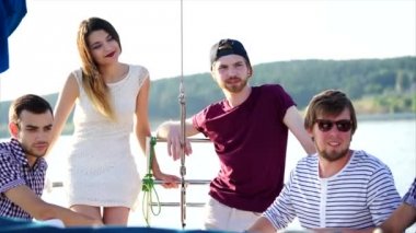 Gündüz, denizin içinde eski arkadaş kalan bir yatta dost arkadaş binmek