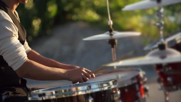 Primo piano colpo di mani di un uomo, che suona il set di tamburi con l'aiuto di bastoni — Video Stock