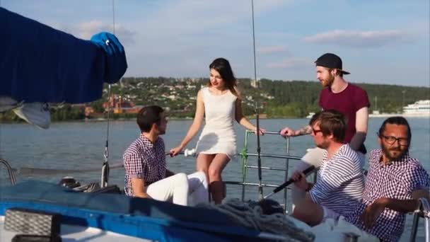 Una compañía de amigos hablando y charlando en un yate durante el día — Vídeos de Stock