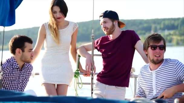 Een gezelschap van sprekende vrienden rijden op een zee-jacht overdag op de zomer — Stockvideo