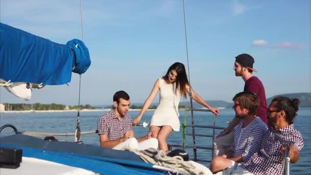 Homem emotivo e carismático que monta um barco conversando com amigos durante o dia — Vídeo de Stock