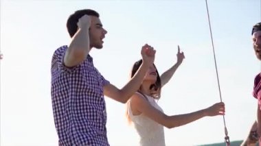 Arkadaş şirket yatta zaman harcıyor, arkadaşlar aktif müzik dans