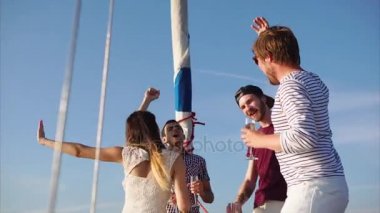 Arkadaşlar şirket yatta zaman harcıyor, dans ve içki şampanya arkadaşları