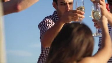 Gün boyunca bir yatta bir doğum günü kutlama arkadaş genç bir şirket