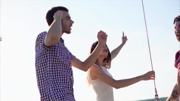 La compañía de amigos pasa tiempo en el yate, amigos bailan activamente a la música — Vídeo de stock