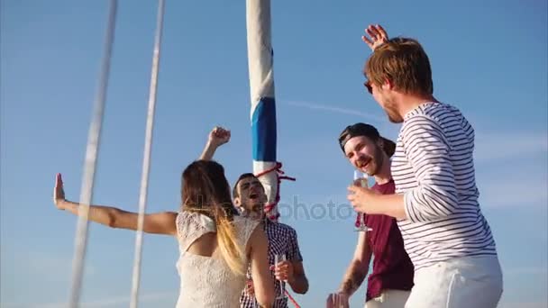 A companhia de amigos passa o tempo no iate, os amigos dançam e bebem champanhe — Vídeo de Stock