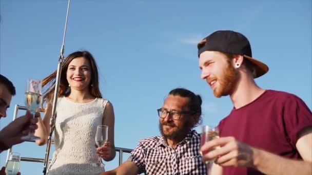 Eine Gruppe junger Freunde genießt es, tagsüber Geburtstag auf einer Jacht zu feiern — Stockvideo