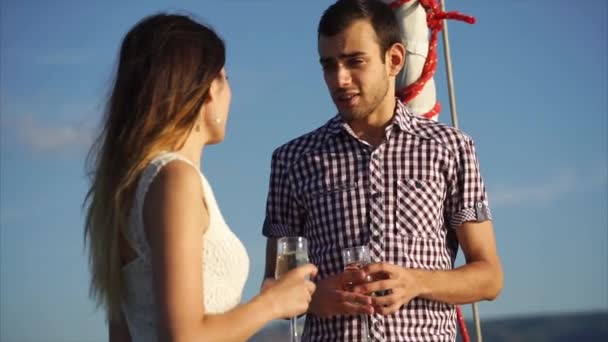Mladý muž flirtuje s ženou, která má v ruce sklenku alkoholu — Stock video