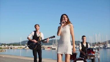Sokak müzisyenleri gerçekleştirmeyi gala olay deniz kenarında gündüz de bir grup