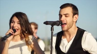 Genç müzisyenler enerjik bir şarkı için müzik eşliğinde gerçekleştirmek.